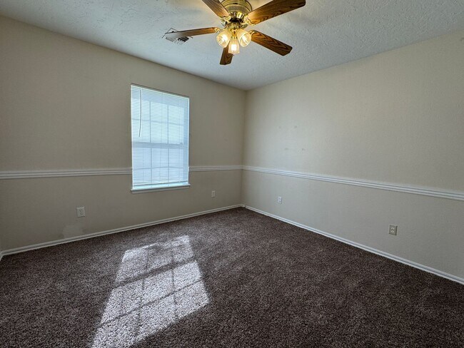 Building Photo - 4010 SE Camelot Dr