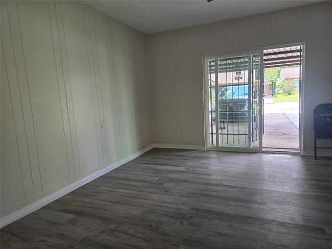 Building Photo - 10518 Royal Oaks Dr