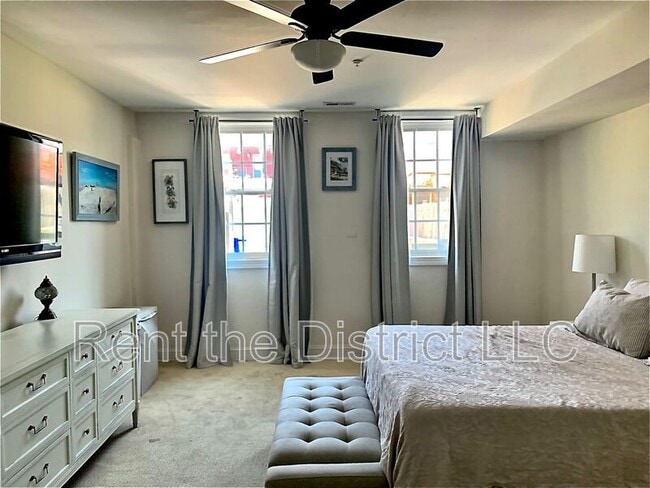 Building Photo - 1424 L St SE