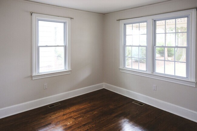 Building Photo - 2 bedroom, 1 bath Brick Bungalow in Prime Location!