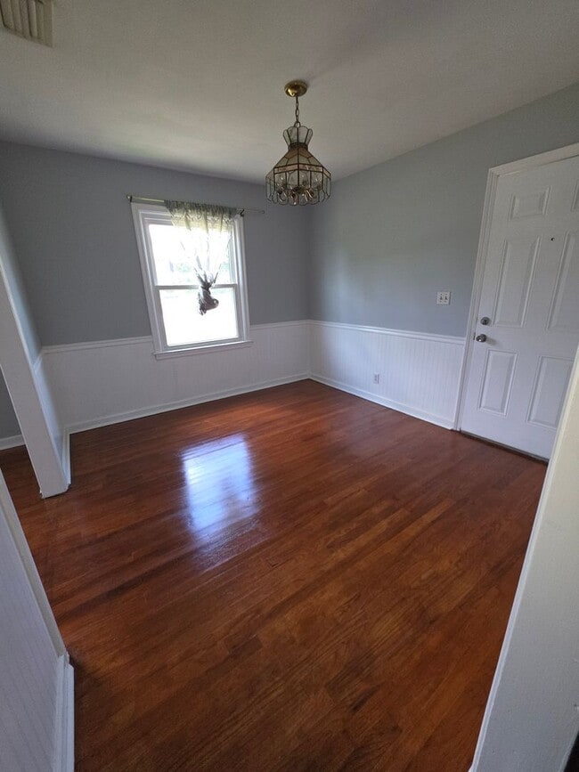 Building Photo - 3 Bedroom, 1 Bathroom Rental