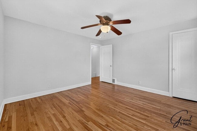 Building Photo - $1350 3 bedrooms