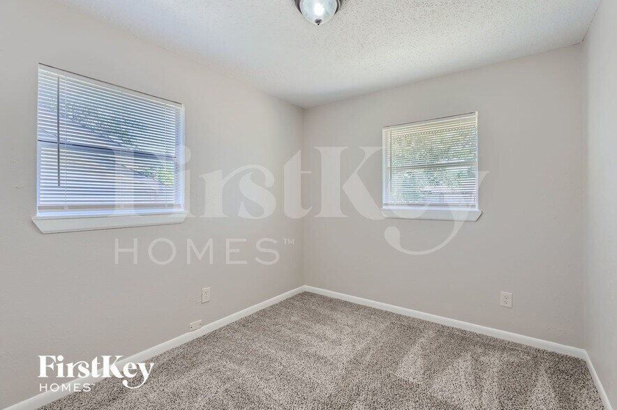 Building Photo - 917 Montclair Dr