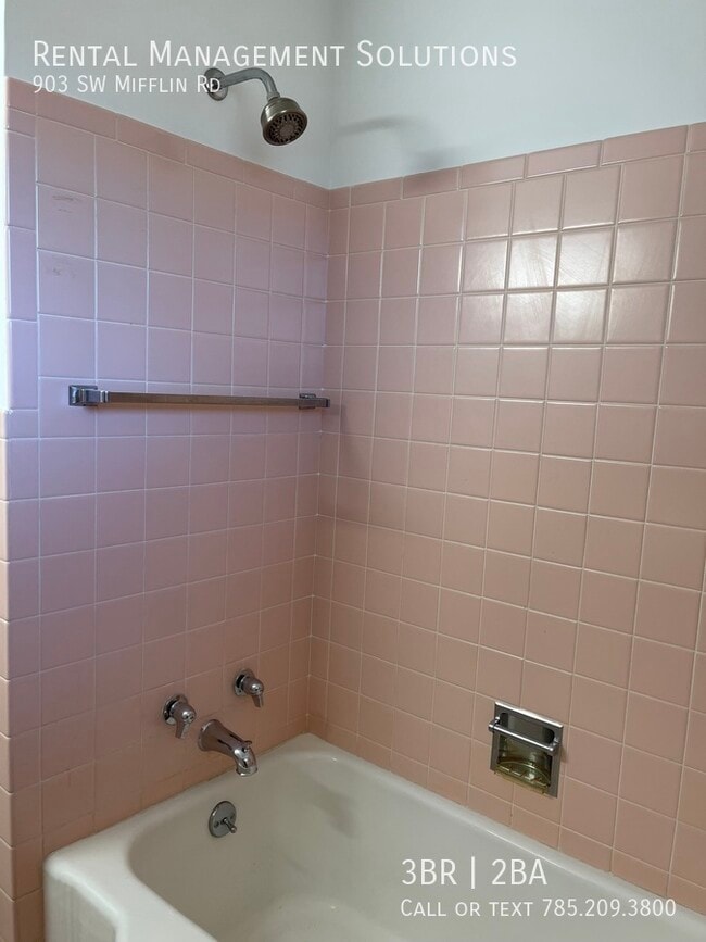 Building Photo - *RETRO KITCHEN & HUGE BASEMENT* 903 SW Mif...