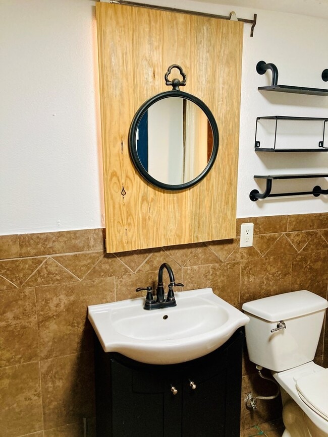 Building Photo - 104 E Waco St