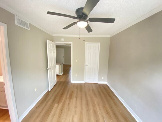 Building Photo - Waterside at Cranes Roost 1/1 Condo locate...