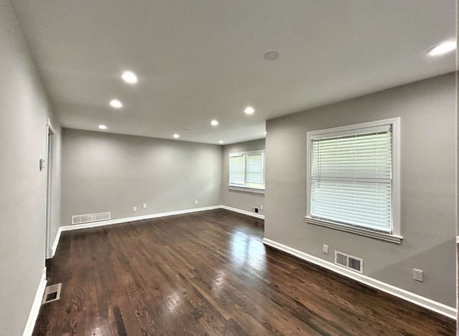 Building Photo - 1041 Longshore Dr
