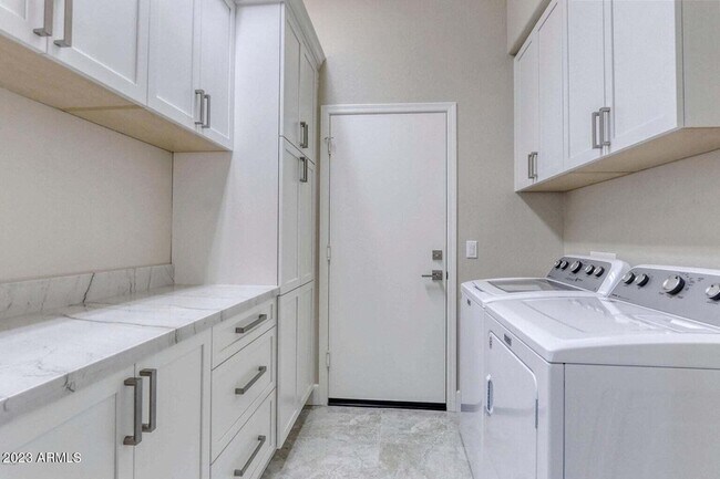 Building Photo - 7553 E Buteo Dr