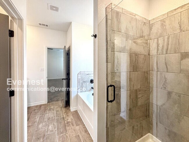 Building Photo - Limited Time Special Offer / 3 Bed, 2 Bath Home with Fenced Yard & Garage / Pet-Friendly / Availa...