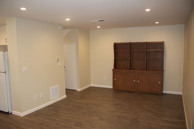 Building Photo - Spacious 4-Bed Townhome in the Heart of Cl...