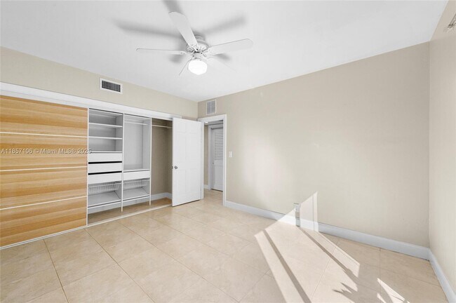 Building Photo - 425 Bayshore Dr