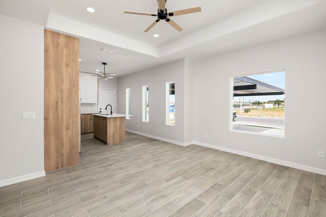Building Photo - 404 N Alexandrite Ave
