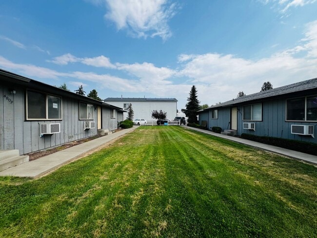 Building Photo - Move in special - HALF off first month's r...