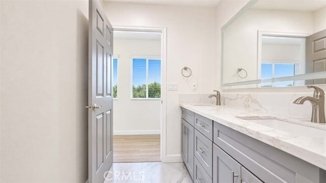 Building Photo - 628 W Floral Dr