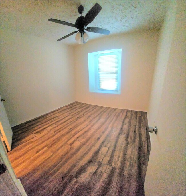 Building Photo - 7211 Skylight Ln