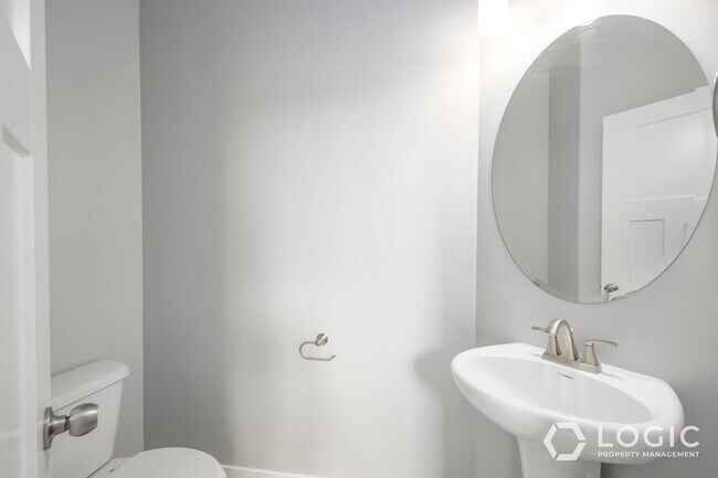 Building Photo - Gorgeous Townhome in Great Location!