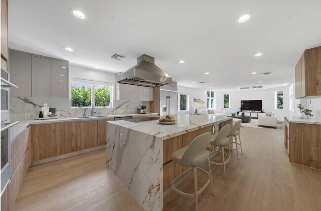 Building Photo - 5120 Carillo St