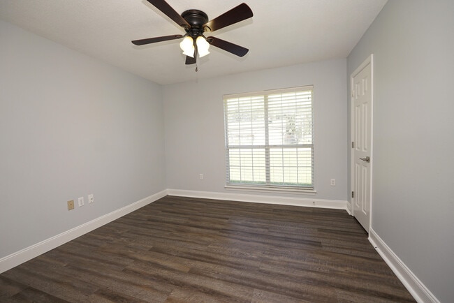 Building Photo - 4552 Knollwood Ln