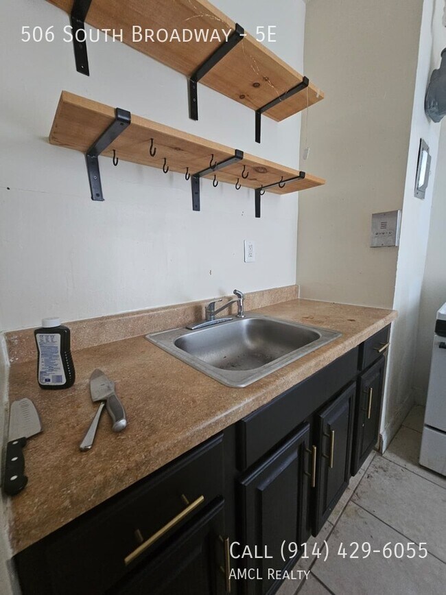 Building Photo - 506 S Broadway