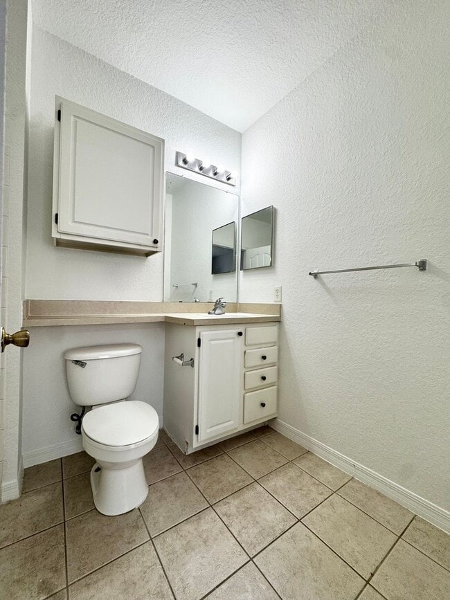 Building Photo - Renovated 2/2 Condo located in Visconti! - New Carpet