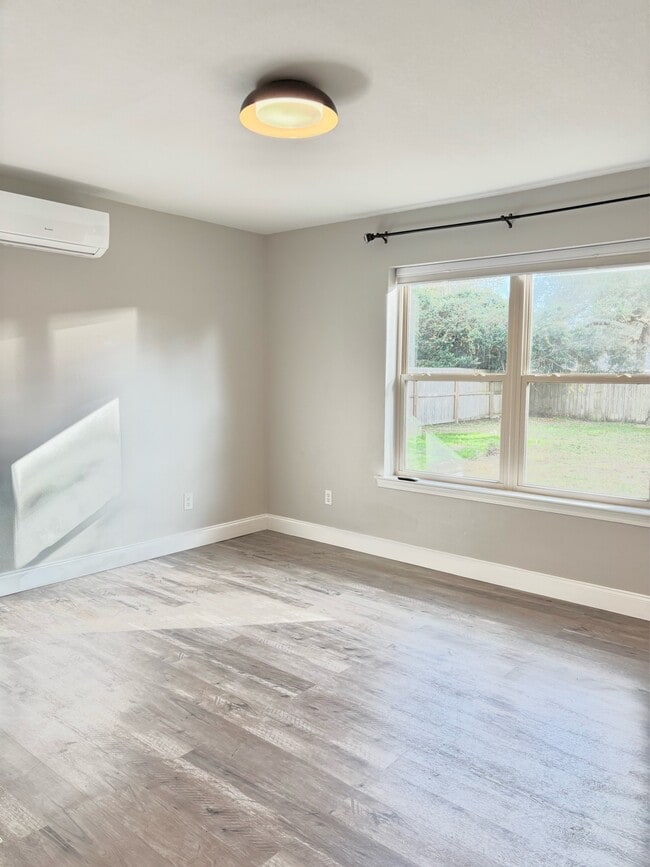 Building Photo - 2121 Oakstream Ave