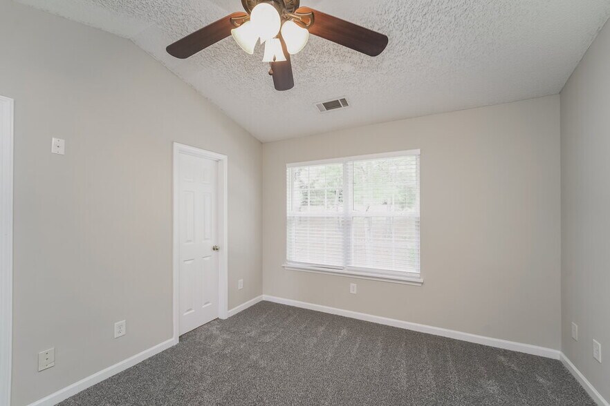 Building Photo - 16927 Greenlawn Hills Ct