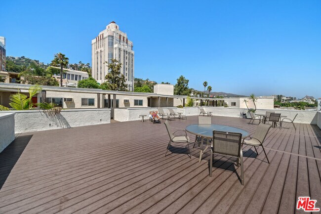Building Photo - 8400 De Longpre Ave