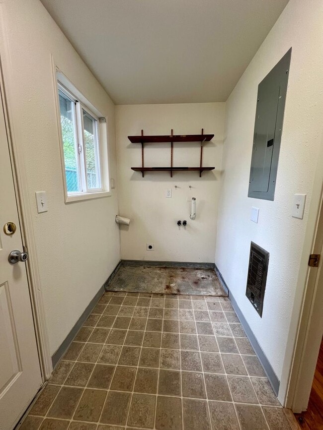 Building Photo - Charming 2-Bedroom Apartment in SE Portland!