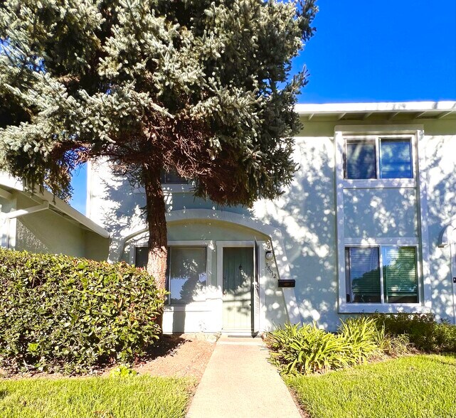 Front view of townhouse - 38612 Royal Ann Cmn