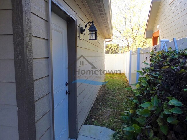 Building Photo - 908 E Davis Ave