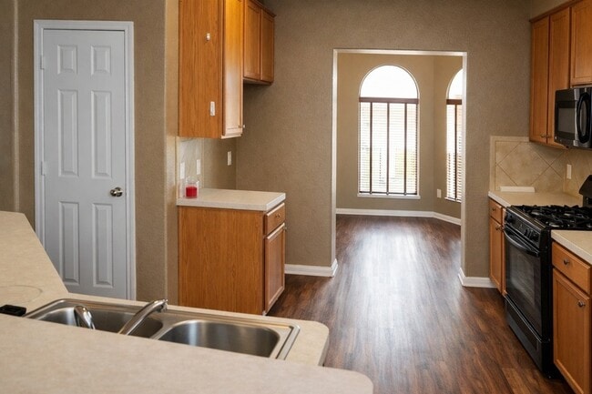 Building Photo - 5011 Forest Hurst Glen