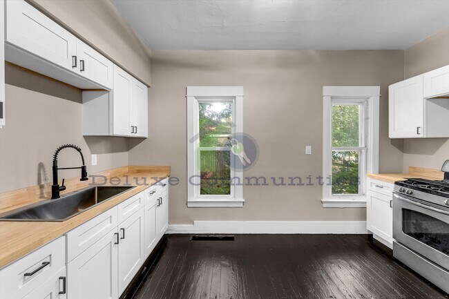 Building Photo - Remodeled 3BR + Flex Room | Steps from Leo...