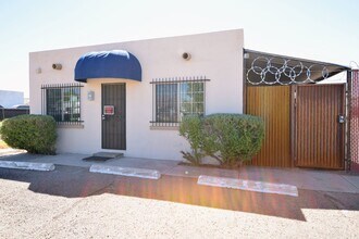 Building Photo - Stand Alone 2 Bed 1 Bath with Private Yard...