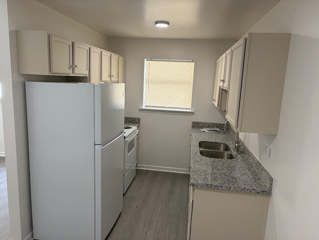 Building Photo - 50037 Kevin Dr