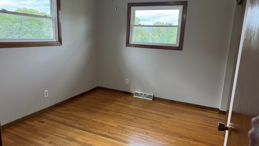 Building Photo - 1331 Spruce Hills Dr