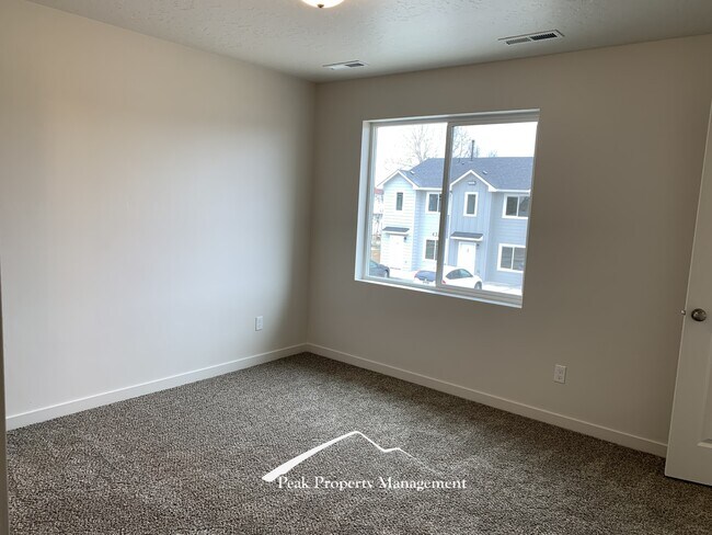 Building Photo - 424 W Orchard Ave