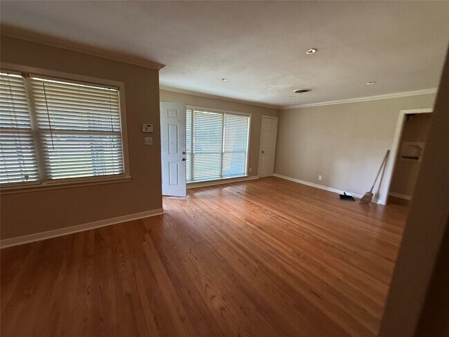 Building Photo - 6302 Thrush Dr