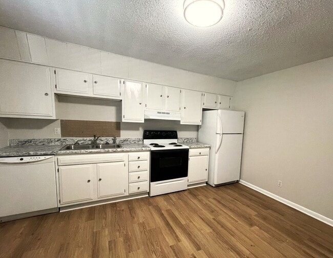 Building Photo - Quaint 2 bedroom 1 bath apartment on quiet...