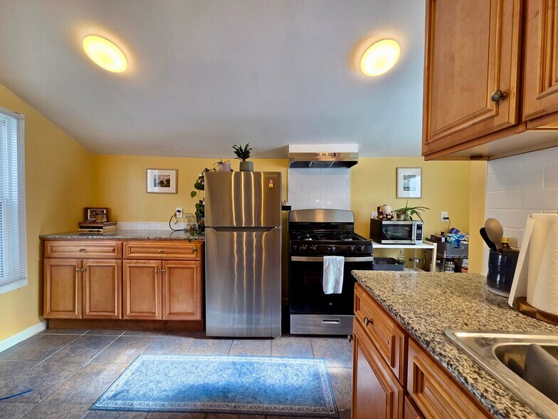 Building Photo - 814 South Ave