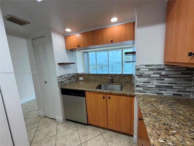 Building Photo - 7601 E Treasure Dr