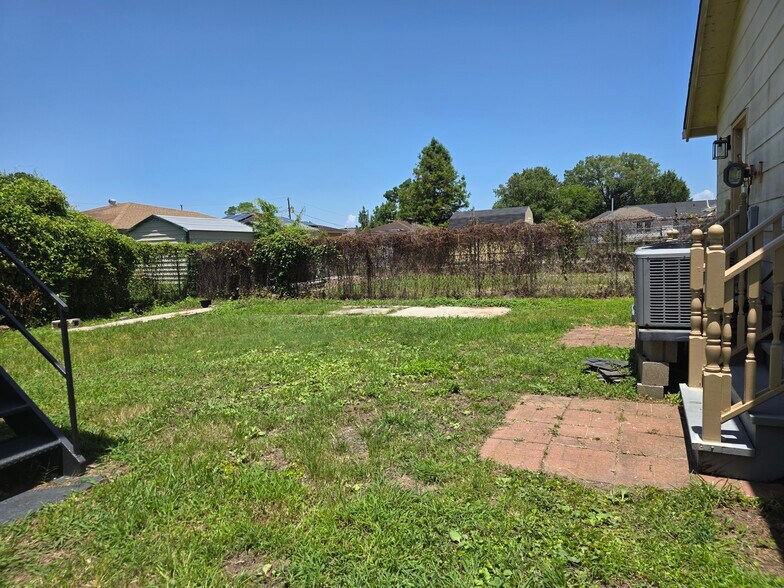 Building Photo - 556 Westwood Dr