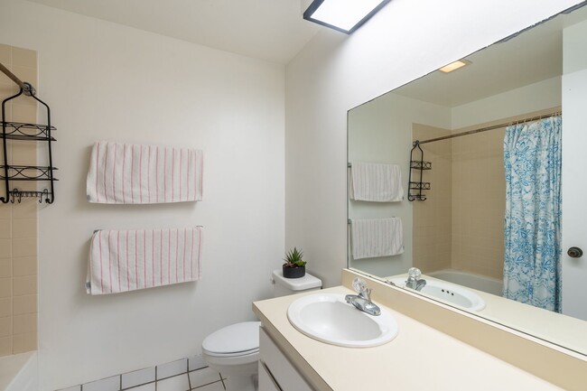 Building Photo - 2 bedroom / 1 1/2 bath / 2 parking condo i...