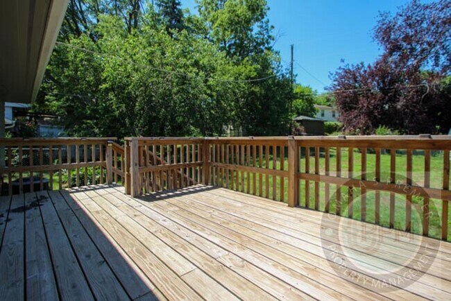Building Photo - Discover this well-maintained 3-bedroom, 2-bath home in Omaha, NE