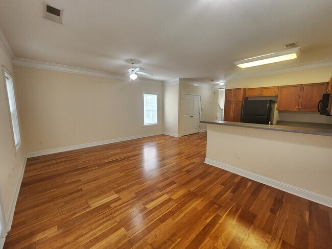 Building Photo - 2110 Lakeside Dr