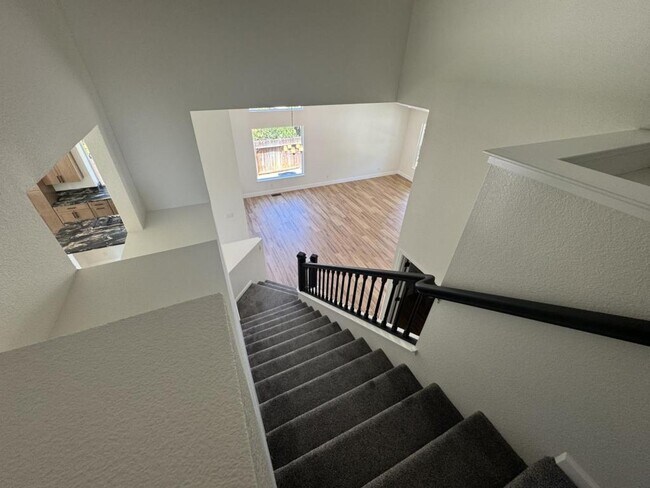 Building Photo - 1665 Southview Dr
