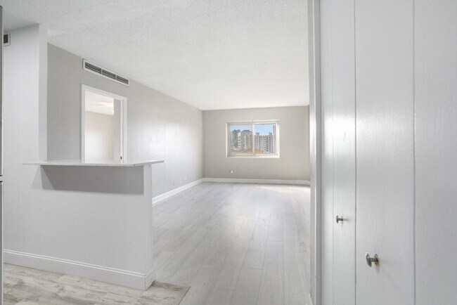 Building Photo - 2285 Peachtree Rd NE