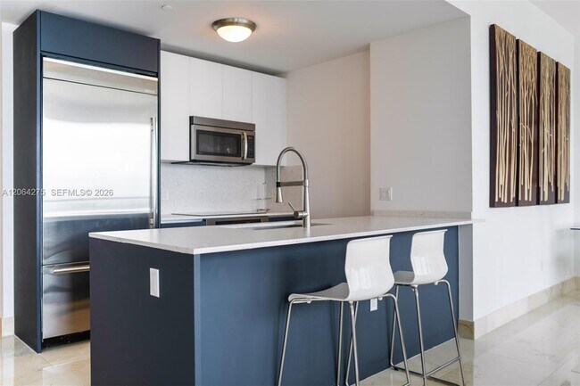 Building Photo - 1300 Brickell Bay Dr