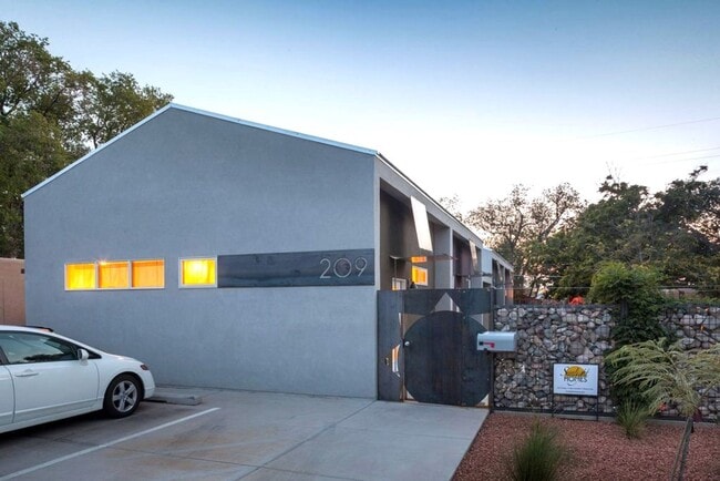 Building Photo - 209 Cornell Dr SE