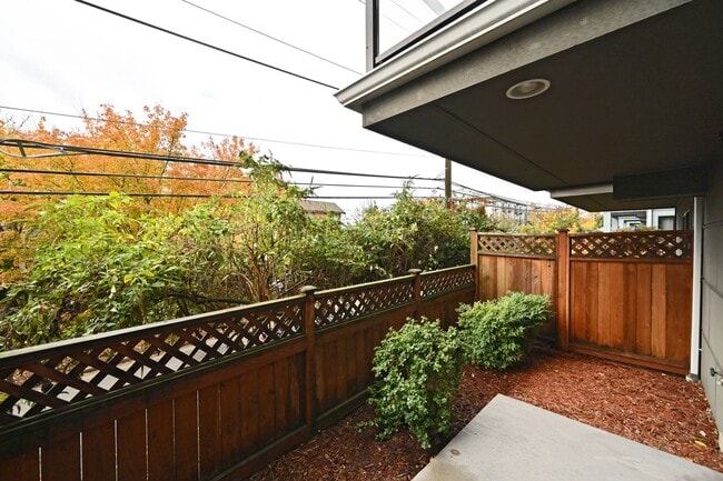 Building Photo - Modern & Spacious 2+ Bedroom/3.25 Bath Vie...