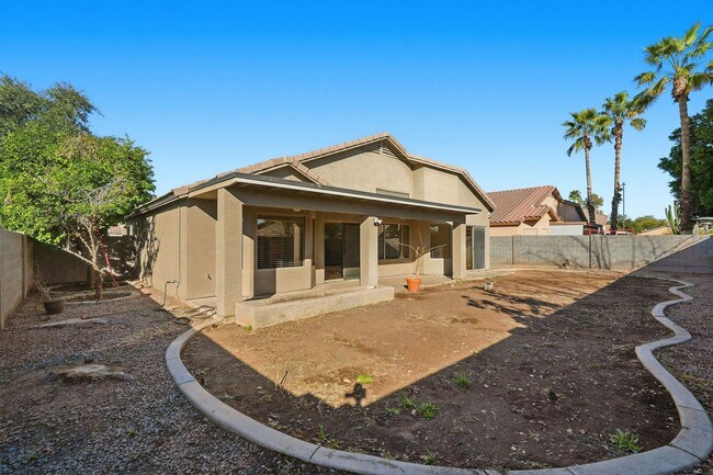 Building Photo - Four beds! Gilbert Location!